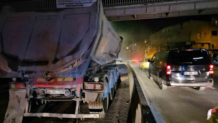 KAĞITHANE’DE KONTROLDEN ÇIKAN HAFRİYAT KAMYONU BETON BARİYERLERE ÇIKTI