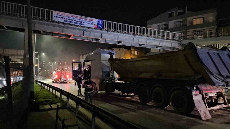 KAĞITHANE’DE KONTROLDEN ÇIKAN HAFRİYAT KAMYONU BETON BARİYERLERE ÇIKTI