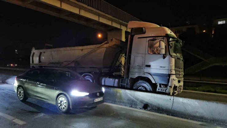 KAĞITHANE’DE KONTROLDEN ÇIKAN HAFRİYAT KAMYONU BETON BARİYERLERE ÇIKTI