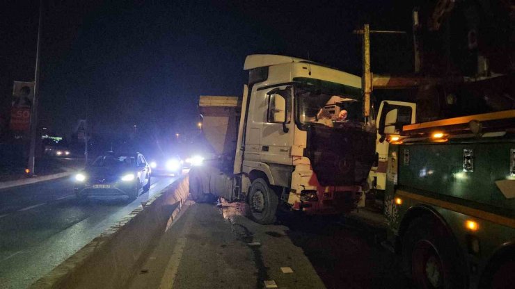 KAĞITHANE’DE KONTROLDEN ÇIKAN HAFRİYAT KAMYONU BETON BARİYERLERE ÇIKTI