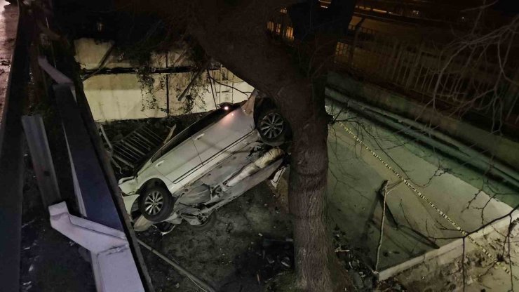 ATAKÖY’DE ALKOLLÜ SÜRÜCÜNÜN KONTROLÜNÜ KAYBETTİĞİ ARAÇ YOL AYRIMINDAKİ BOŞLUĞA DÜŞTÜ