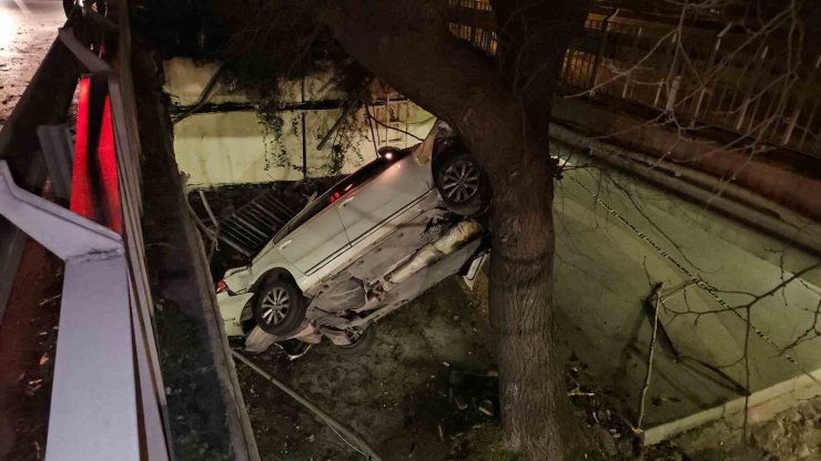 ATAKÖY’DE ALKOLLÜ SÜRÜCÜNÜN KONTROLÜNÜ KAYBETTİĞİ ARAÇ YOL AYRIMINDAKİ BOŞLUĞA DÜŞTÜ