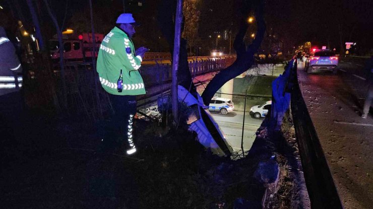 ATAKÖY’DE ALKOLLÜ SÜRÜCÜNÜN KONTROLÜNÜ KAYBETTİĞİ ARAÇ YOL AYRIMINDAKİ BOŞLUĞA DÜŞTÜ