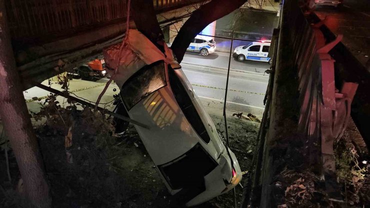 ATAKÖY’DE ALKOLLÜ SÜRÜCÜNÜN KONTROLÜNÜ KAYBETTİĞİ ARAÇ YOL AYRIMINDAKİ BOŞLUĞA DÜŞTÜ