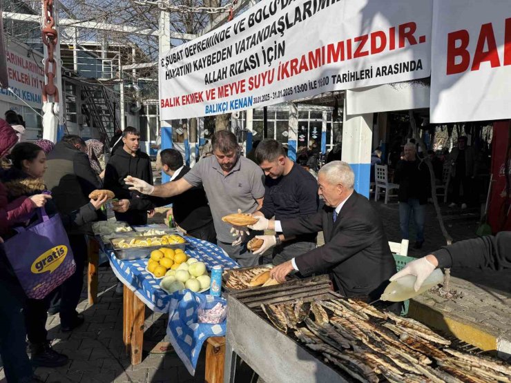 BEYLİKDÜZÜ’NDE KAZADA ÖLEN TORUNUNUN HAYRI İÇİN YÜZLERCE BALIK EKMEK DAĞITTI