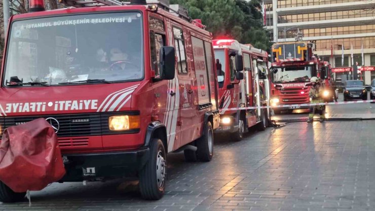 BEYOĞLU’NDA KORKUTAN YANGIN KAMERADA