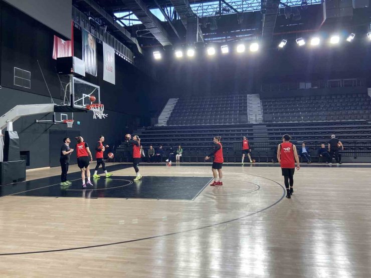 A MİLLİ KADIN BASKETBOL TAKIMI’NDA MEDYA GÜNÜ DÜZENLENDİ