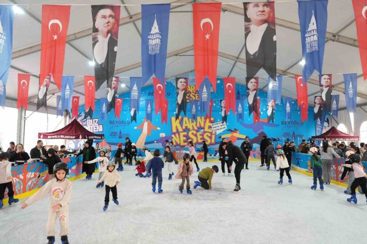 BEYOĞLU’NDA ÖĞRENCİLER YARIYIL TATİLİNİN TADINI BUZ PİSTİNDE KAYARAK ÇIKARDI