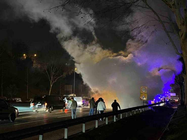 AVRUPA OTOYOLU’NDA ARAÇ ALEV TOPUNA DÖNDÜ, TRAFİK YOĞUNLUĞU OLUŞTU