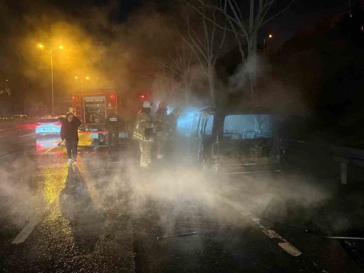 AVRUPA OTOYOLU’NDA ARAÇ ALEV TOPUNA DÖNDÜ, TRAFİK YOĞUNLUĞU OLUŞTU