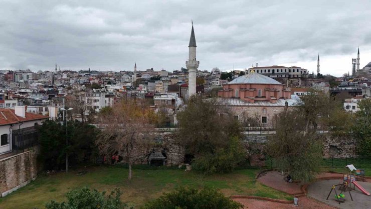 DOĞU ROMA DÖNEMİNDE GEÇİŞ KAPISIYDI, KAYBOLMAYA YÜZ TUTAN TARİHİ YAPI HAVADAN GÖRÜNTÜLENDİ