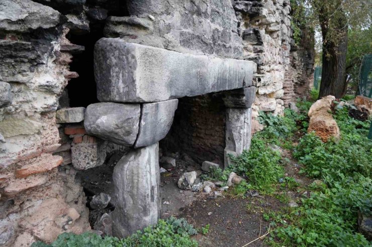 DOĞU ROMA DÖNEMİNDE GEÇİŞ KAPISIYDI, KAYBOLMAYA YÜZ TUTAN TARİHİ YAPI HAVADAN GÖRÜNTÜLENDİ