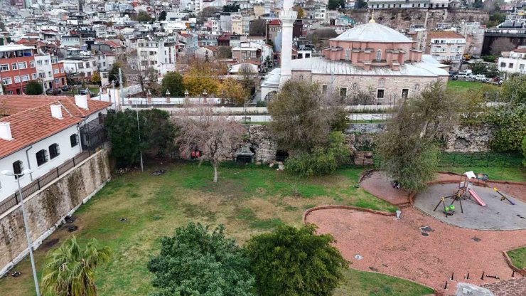 DOĞU ROMA DÖNEMİNDE GEÇİŞ KAPISIYDI, KAYBOLMAYA YÜZ TUTAN TARİHİ YAPI HAVADAN GÖRÜNTÜLENDİ