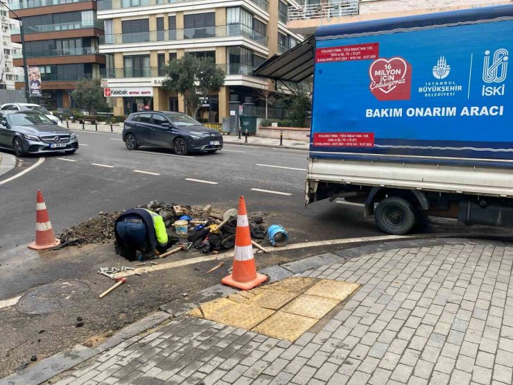 KADIKÖY’DE SU BORUSU PATLADI, TAZYİKLİ SU METRELERCE YÜKSEĞE FIŞKIRDI