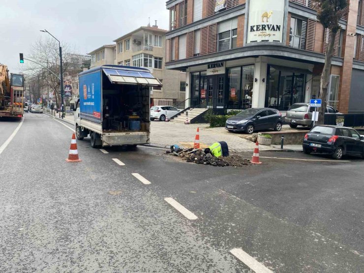 KADIKÖY’DE SU BORUSU PATLADI, TAZYİKLİ SU METRELERCE YÜKSEĞE FIŞKIRDI