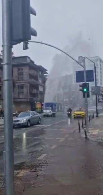 KADIKÖY’DE SU BORUSU PATLADI, TAZYİKLİ SU METRELERCE YÜKSEĞE FIŞKIRDI