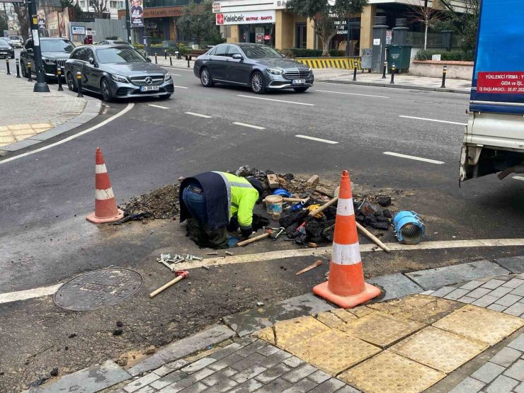 KADIKÖY’DE SU BORUSU PATLADI, TAZYİKLİ SU METRELERCE YÜKSEĞE FIŞKIRDI