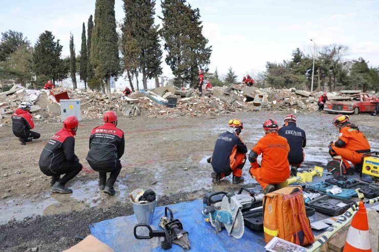 ESENLER BELEDİYESİ’NDEN GERÇEĞİNİ ARATMAYAN DEPREM TATBİKATI