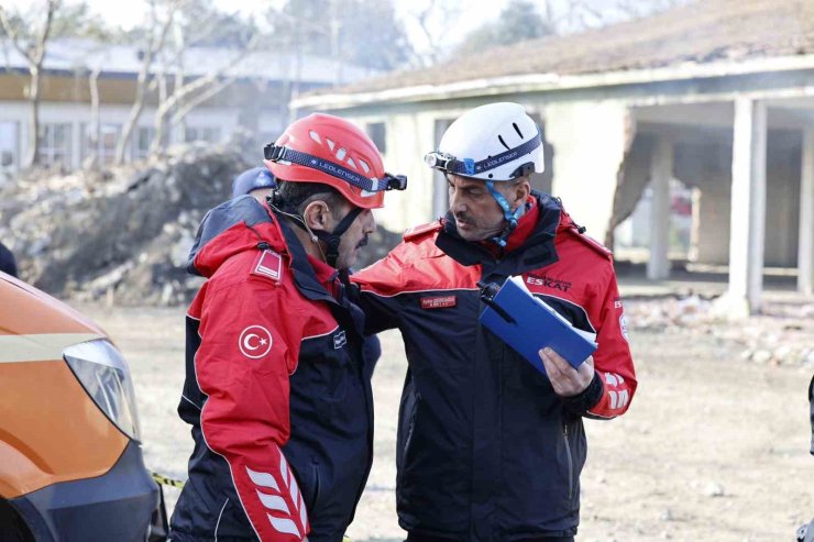 ESENLER BELEDİYESİ’NDEN GERÇEĞİNİ ARATMAYAN DEPREM TATBİKATI