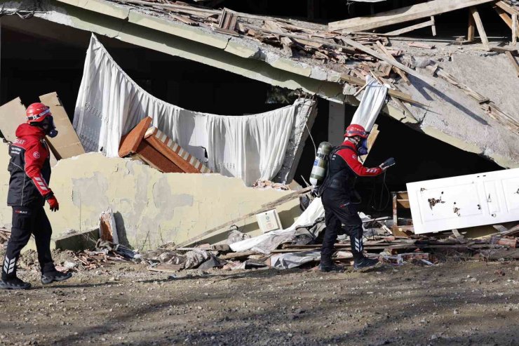 ESENLER BELEDİYESİ’NDEN GERÇEĞİNİ ARATMAYAN DEPREM TATBİKATI