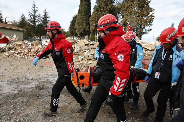 ESENLER BELEDİYESİ’NDEN GERÇEĞİNİ ARATMAYAN DEPREM TATBİKATI