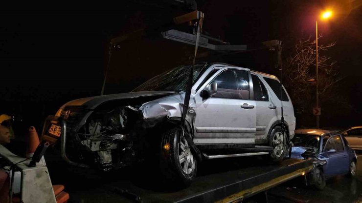 SARIYER’DE VİRAJI ALAMAYAN OTOMOBİL, CİPLE KAFA KAFAYA ÇARPIŞTI: 2 YARALI