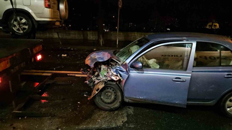 SARIYER’DE VİRAJI ALAMAYAN OTOMOBİL, CİPLE KAFA KAFAYA ÇARPIŞTI: 2 YARALI