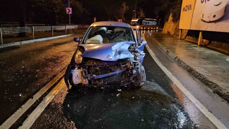 SARIYER’DE VİRAJI ALAMAYAN OTOMOBİL, CİPLE KAFA KAFAYA ÇARPIŞTI: 2 YARALI