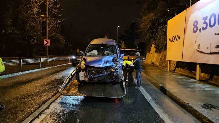 SARIYER’DE VİRAJI ALAMAYAN OTOMOBİL, CİPLE KAFA KAFAYA ÇARPIŞTI: 2 YARALI