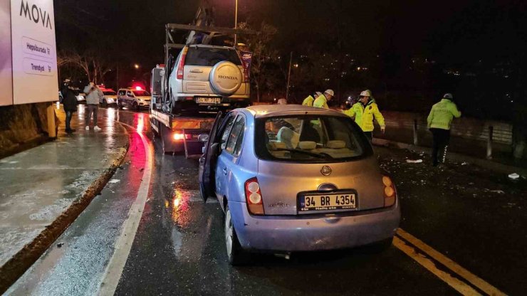 SARIYER’DE VİRAJI ALAMAYAN OTOMOBİL, CİPLE KAFA KAFAYA ÇARPIŞTI: 2 YARALI