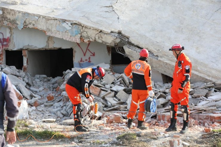 SİLİVRİ BELEDİYESİ, 6 ŞUBAT DEPREMİNİN YIL DÖNÜMÜNDE DEPREM TATBİKATI GERÇEKLEŞTİRDİ