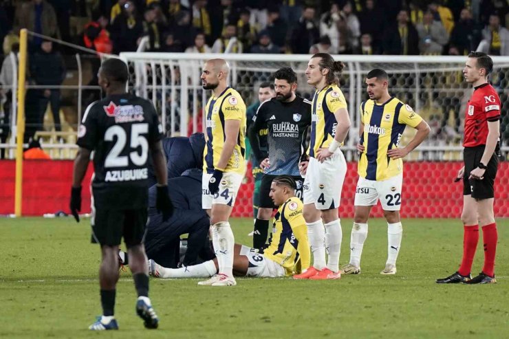 FENERBAHÇE’NİN 3 STOPERİ SAKATLANARAK OYUNDAN ÇIKTI