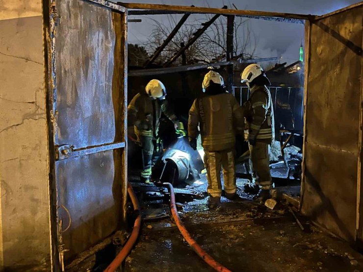 SULTANGAZİ’DE GECEKONDUDAKİ YANGIN İŞ YERİNE SIÇRADI