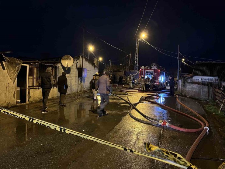 SULTANGAZİ’DE GECEKONDUDAKİ YANGIN İŞ YERİNE SIÇRADI