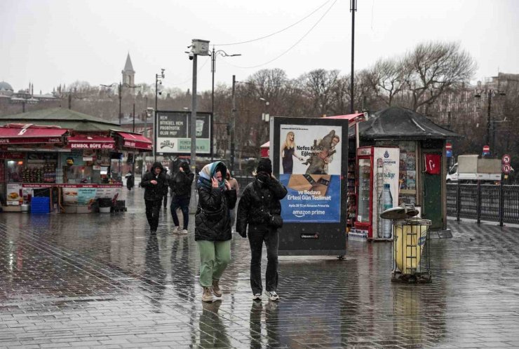 İSTANBUL’DA LAPA LAPA KAR YAĞIŞI