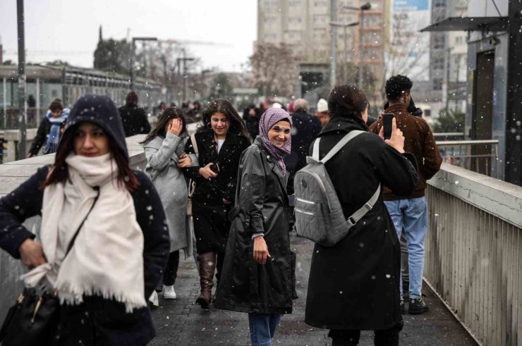 İSTANBUL’DA LAPA LAPA KAR YAĞIŞI