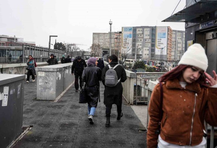 İSTANBUL’DA LAPA LAPA KAR YAĞIŞI