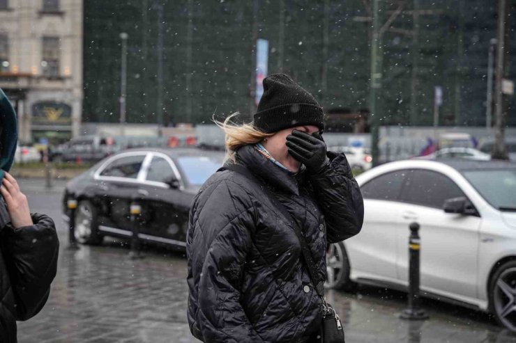 İSTANBUL’DA LAPA LAPA KAR YAĞIŞI