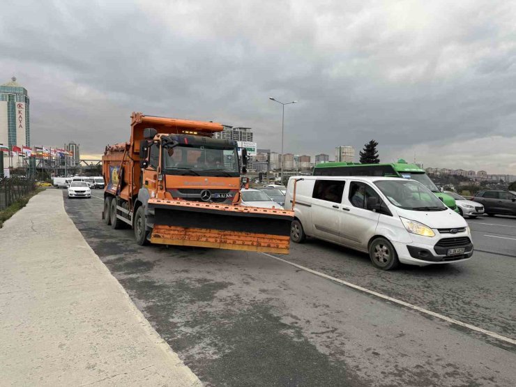 İSTANBUL’DA UYARILARIN ARDINDAN KAR KÜREME ARAÇLARI YOLLARA İNDİ