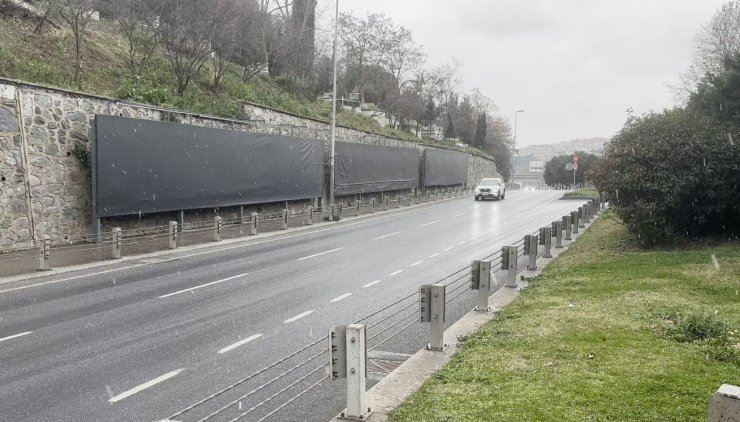 İSTANBUL’DA KAR YAĞIŞI ETKİSİNİ YER YER ARTTIRDI