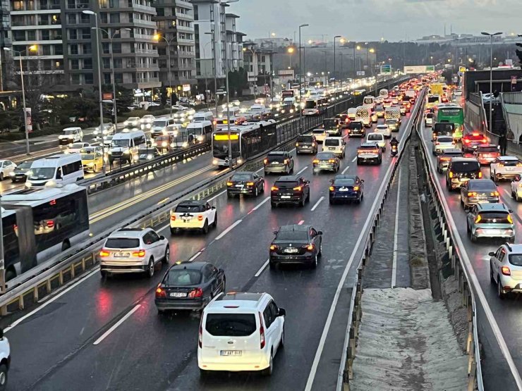 İSTANBUL’DA KAR YAĞIŞIYLA BİRLİKTE TRAFİK YOĞUNLUĞU YÜZDE 80’E ULAŞTI