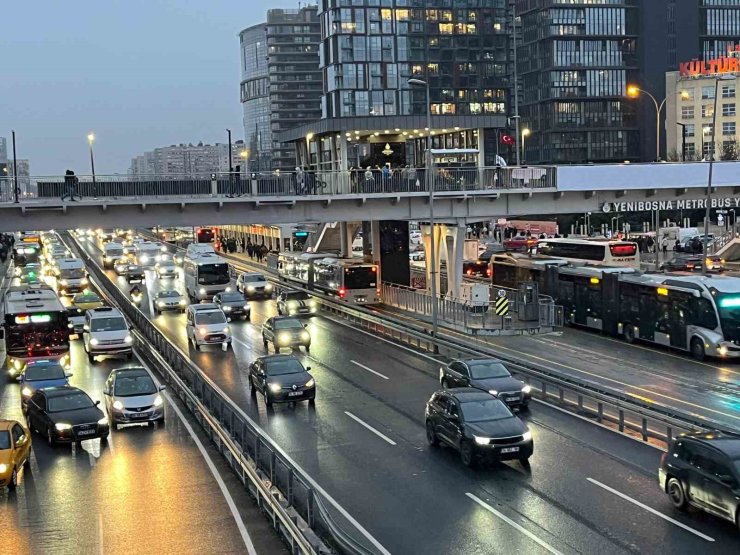 İSTANBUL’DA KAR YAĞIŞIYLA BİRLİKTE TRAFİK YOĞUNLUĞU YÜZDE 80’E ULAŞTI