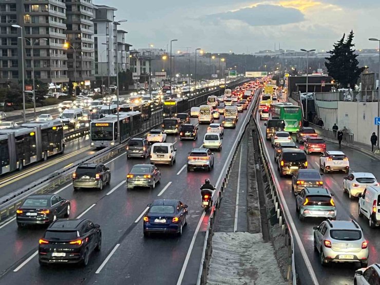 İSTANBUL’DA KAR YAĞIŞIYLA BİRLİKTE TRAFİK YOĞUNLUĞU YÜZDE 80’E ULAŞTI