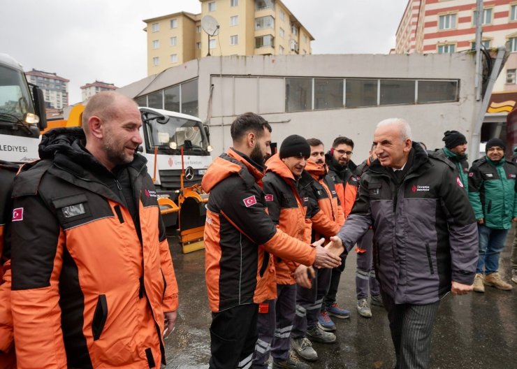 ÜMRANİYE’DE KIŞA GEÇİT YOK: KARLA MÜCADELE İÇİN EKİPLER TEYAKKUZDA