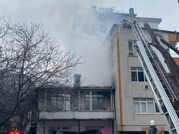 KÜÇÜKÇEKMECE’DE KORKUTAN YANGIN: 2 KATLI GECEKONDUDA ÇIKTI, ALEVLER YAN BİNAYA SIÇRADI