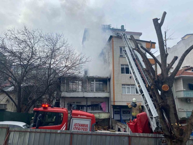 KÜÇÜKÇEKMECE’DE KORKUTAN YANGIN: 2 KATLI GECEKONDUDA ÇIKTI, ALEVLER YAN BİNAYA SIÇRADI