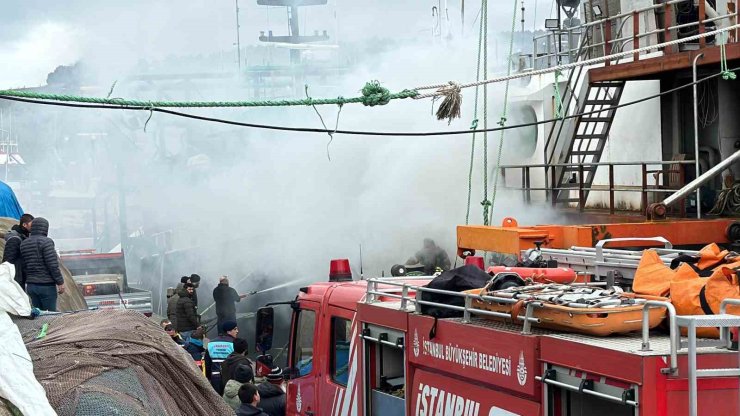 SARIYER’DE BALIKÇI TEKNESİNDE YANGIN: 2 KİŞİ DUMANDAN ETKİLENDİ