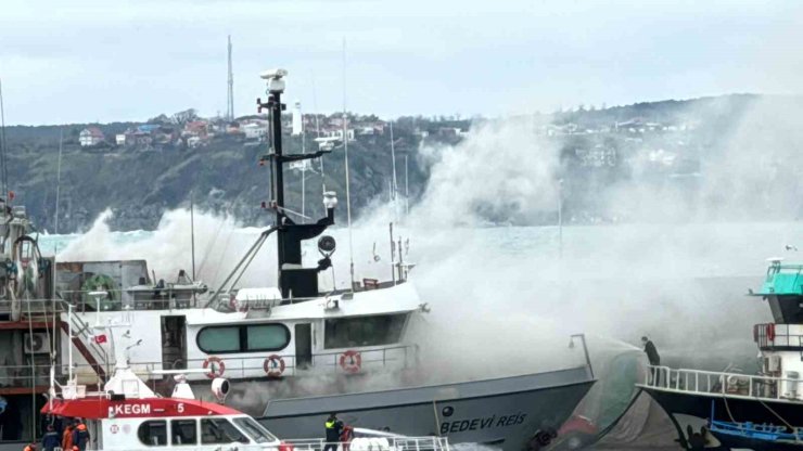 SARIYER’DE BALIKÇI TEKNESİNDE YANGIN: 2 KİŞİ DUMANDAN ETKİLENDİ