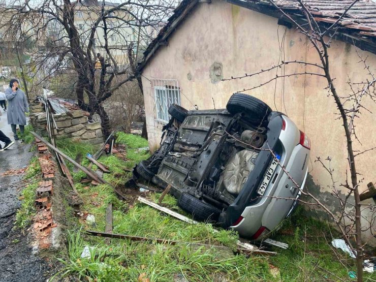 ATAŞEHİR’DE CİP EVİN BAHÇESİNE UÇTU: 1 YARALI