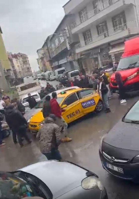 AYNASINI KIRAN MOTOKURYENİN ÜZERİNE ARACINI SÜRDÜ: O ANLAR KAMERADA